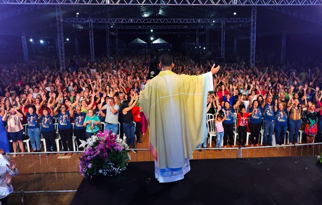 Louvor a Nossa Senhora da Assunção movimenta católicos de Goiânia
