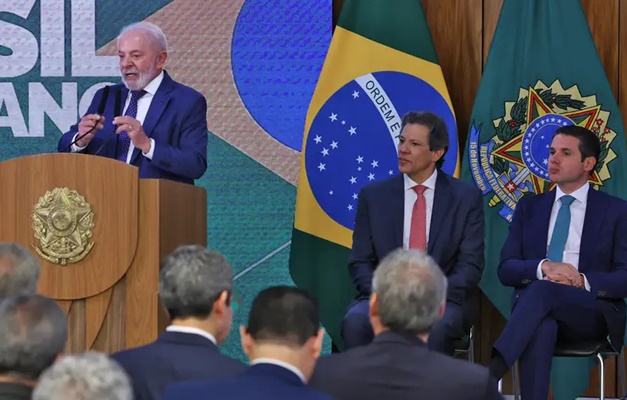 Governo anuncia socorro a empresas afetadas por tarifaço