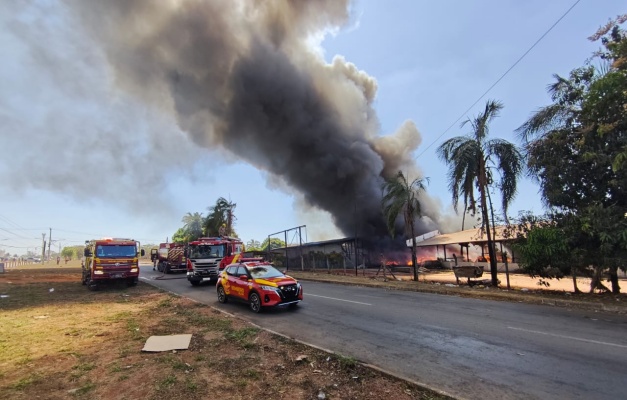 Incêndio de grandes proporções atinge empresa em Senador Canedo