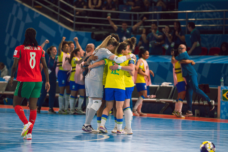 Brasil derrota Portugal na decisão e conquista a 1ª Copa do Mundo feminina de futsal