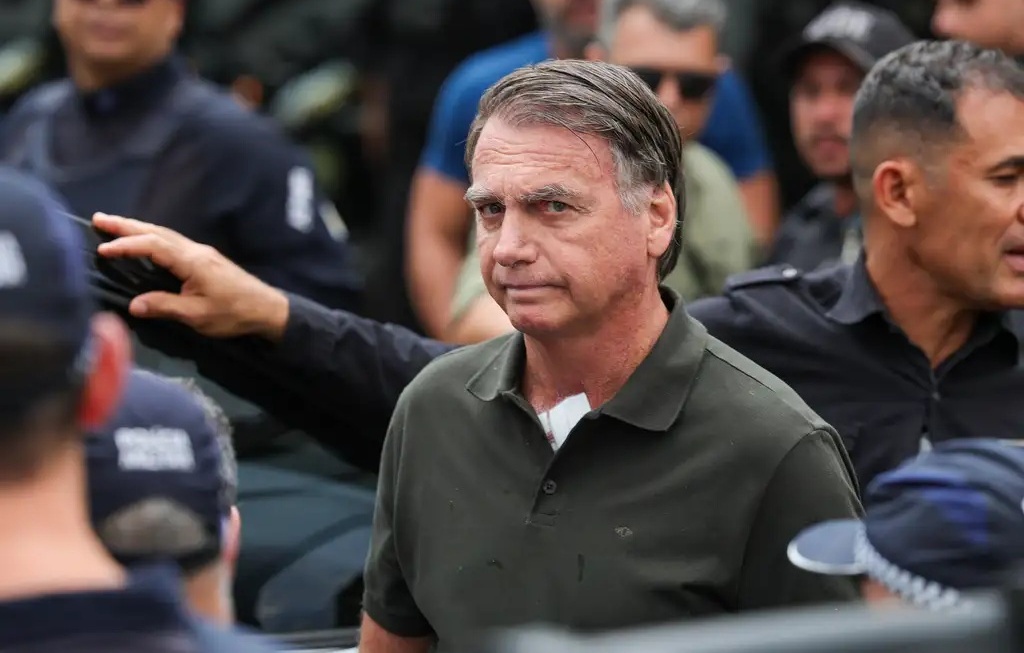 Bolsonaro precisa de cuidados médicos, mas pode ficar na Papudinha, conclui perícia da PF