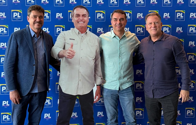 Flávio Bolsonaro visita Caiado em Goiânia: “Conversamos de forma amistosa”, afirmou