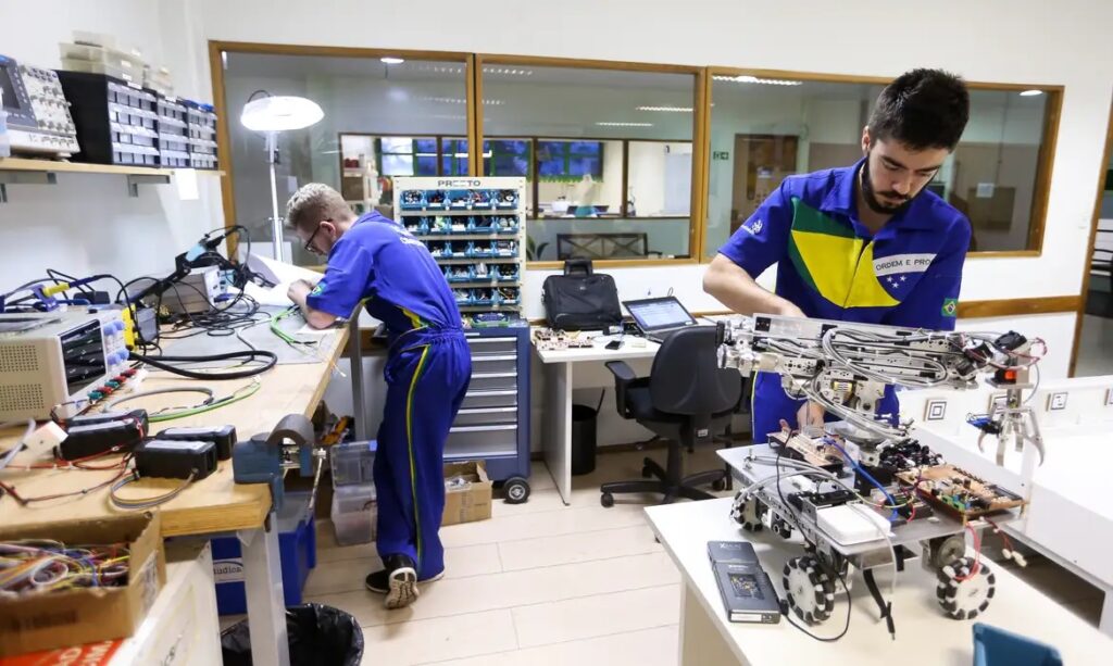 Juros por Educação: MEC regulamenta programa que fortalece formação profissional