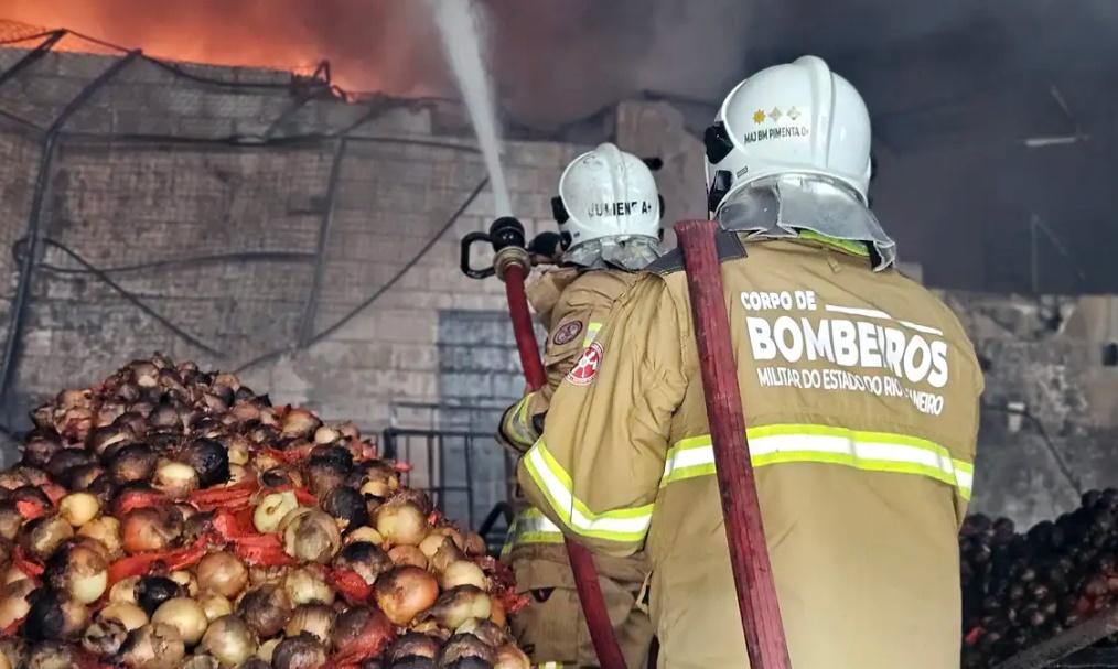Incêndio de grandes proporções atinge Ceasa no Rio de Janeiro