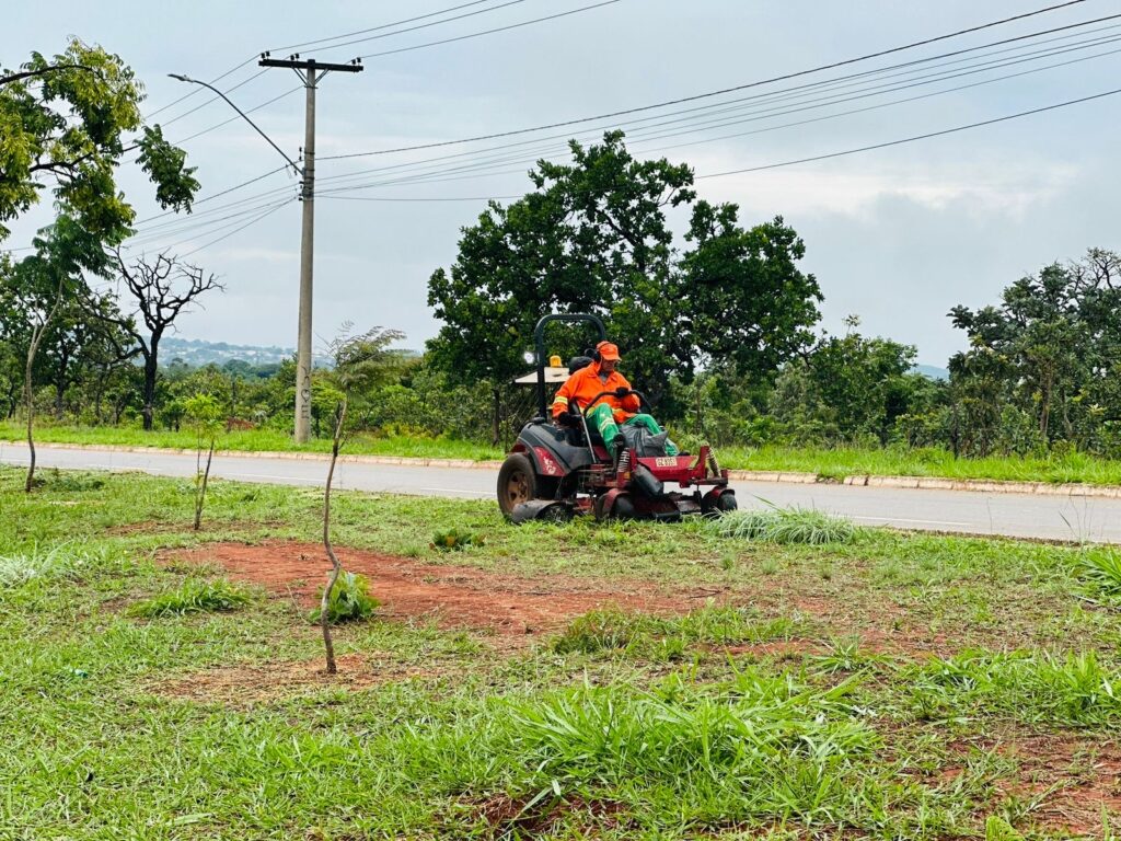 Comurg realiza força-tarefa de limpeza no Jardins do Cerrado em Goiânia