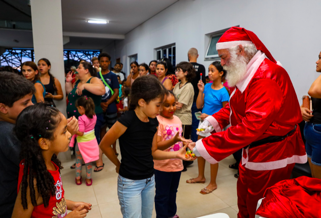 Prefeitura de Trindade inicia entrega de brinquedos do Natal com distribuição de vouchers nas escolas