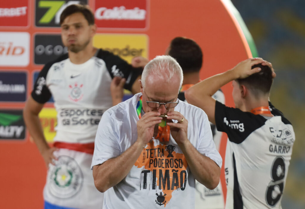 Dorival festeja 4º Copa do Brasil, rebate críticas e elogia torcedores: ‘Paguei minha dívida’