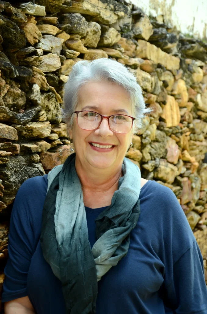 Goiana Julianne Veiga lança “O sentido contrário da estrada de voltar” pela editora Patuá