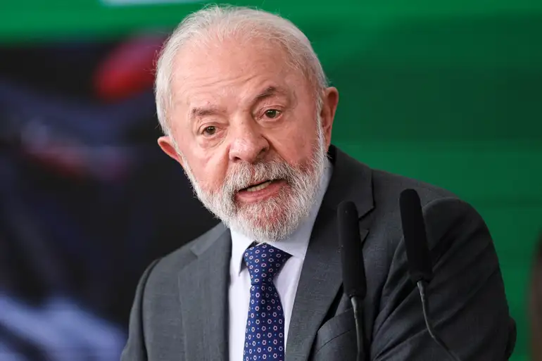 Lula critica prefeitos e governadores que alteram nomes de programas federais