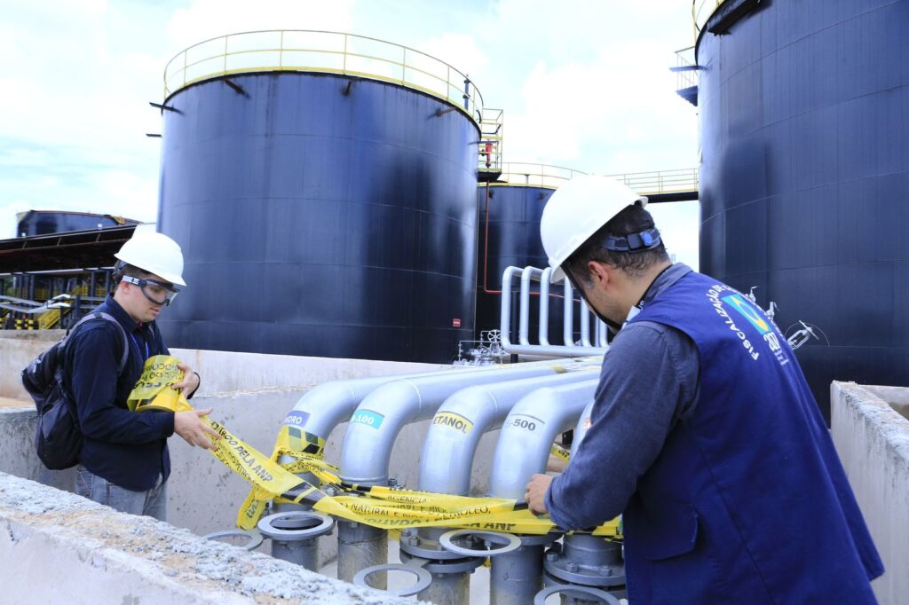 Distribuidora de combustíveis em Senador Canedo é interditada por dutos clandestinos