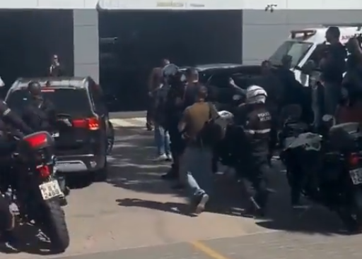 Ex-presidente Bolsonaro chega a hospital de Brasília para internação