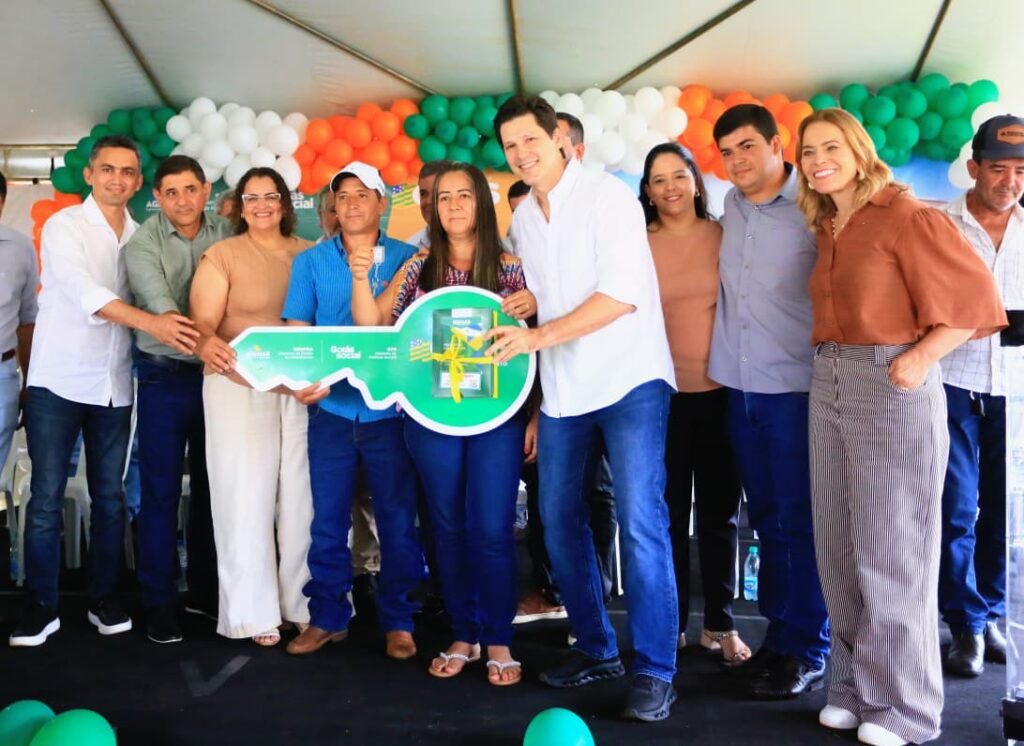 “Vocês vão passar o Natal na casa de vocês”, diz Daniel Vilela ao entregar moradias em Diorama