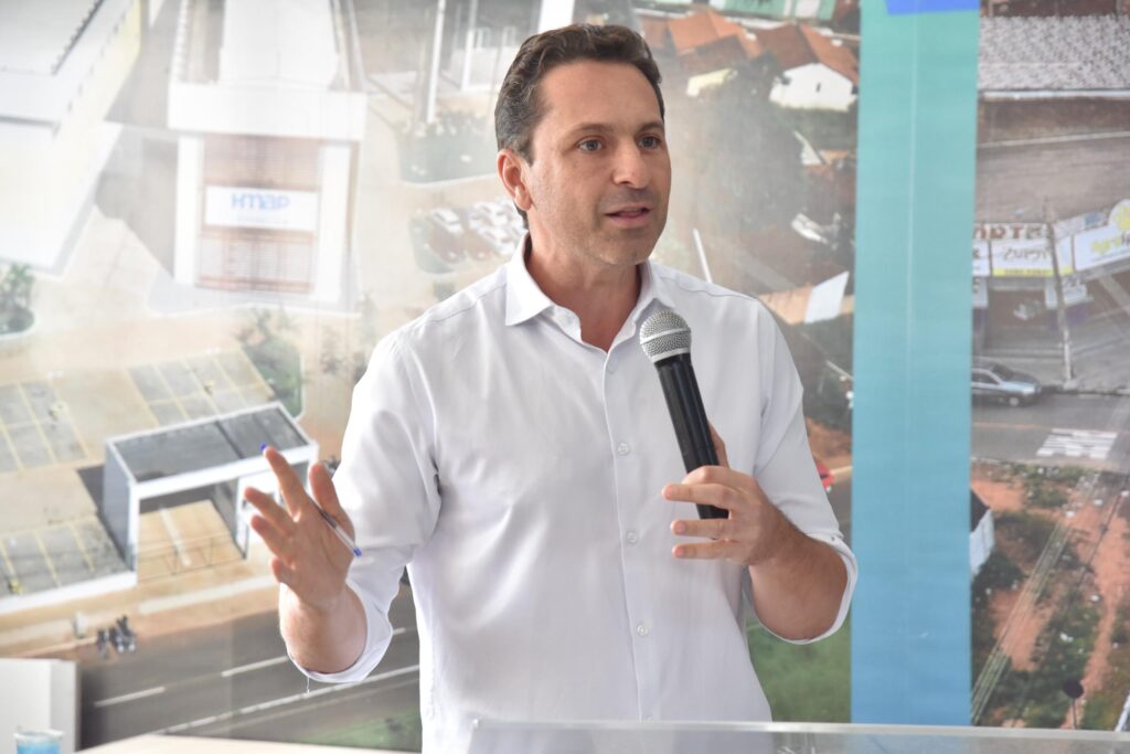 Prefeito Leandro Vilela paga 13° salário integral antecipado em Aparecida de Goiânia