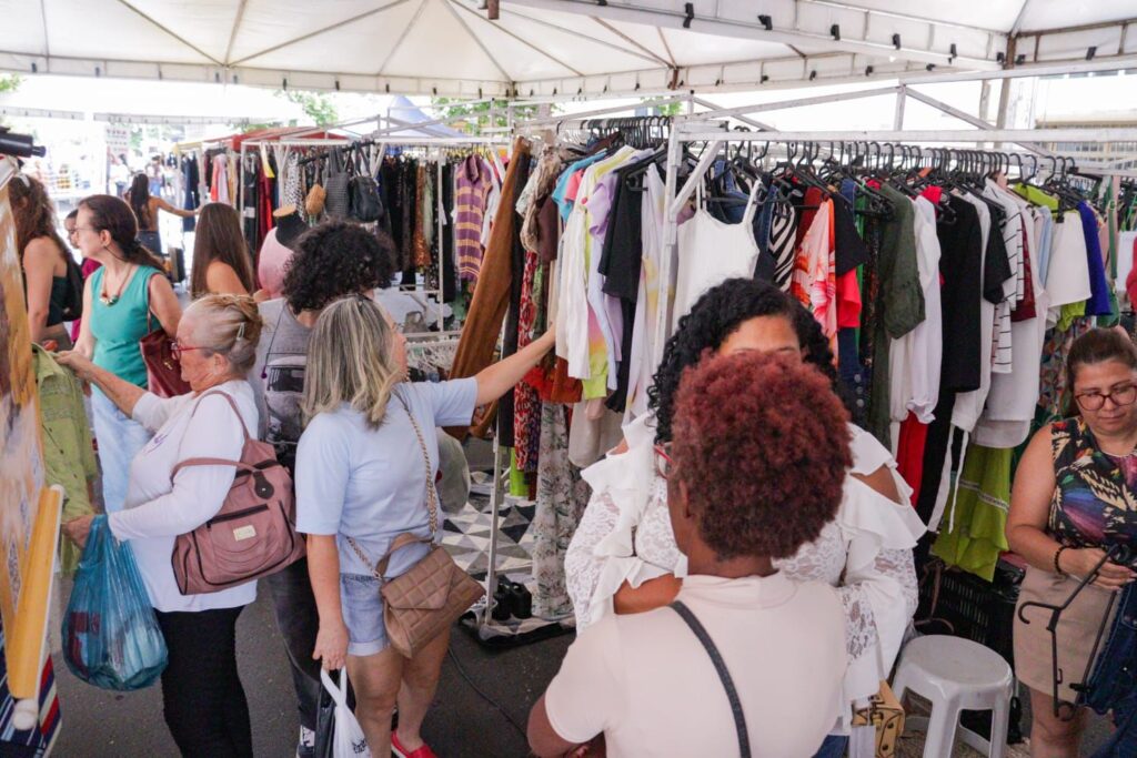 Clima natalino toma conta da última edição de 2025 do Viva o Centro em Goiânia