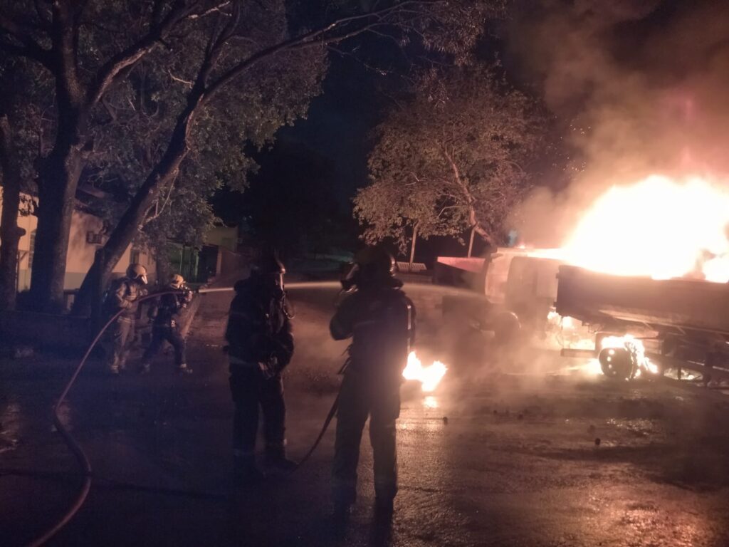 Incêndio de grandes proporções atinge 10 caminhões no pátio da Secretaria de Infraestrutura de Goiânia