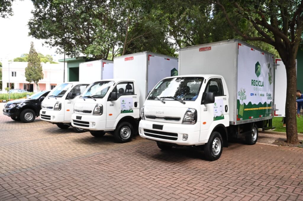 Governo de Goiás inicia entrega de caminhões do Recicla Móvel