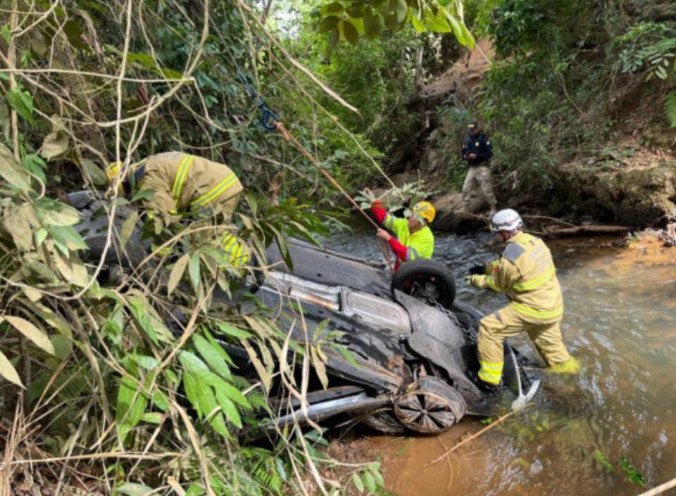 Quatro pessoas morrem após carro cair em ribanceira na GO-050, em Campo Alegre