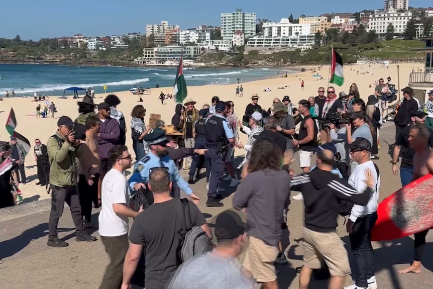 Ataque a tiros em praia na Austrália deixa 12 mortos durante evento judaico
