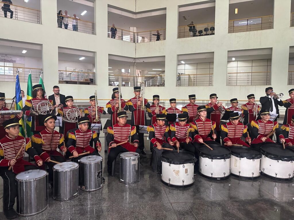 Formação artística e social: Bandas escolares de Goiânia recebem kits de instrumentos 