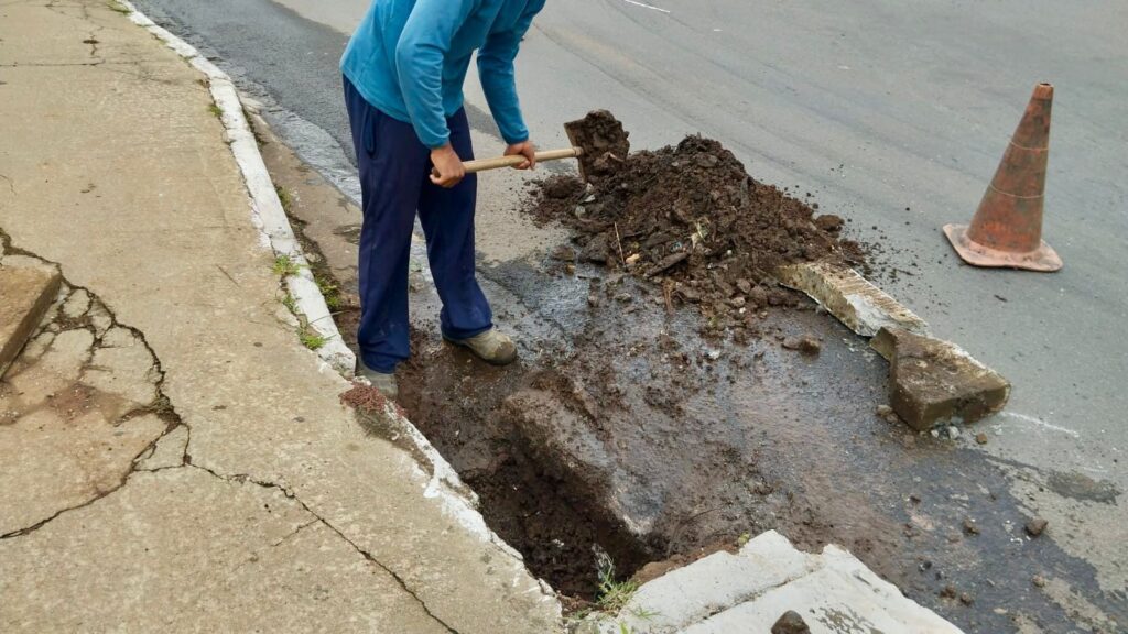 Prefeitura de Aparecida intensifica limpeza de bocas de lobo para reduzir alagamentos