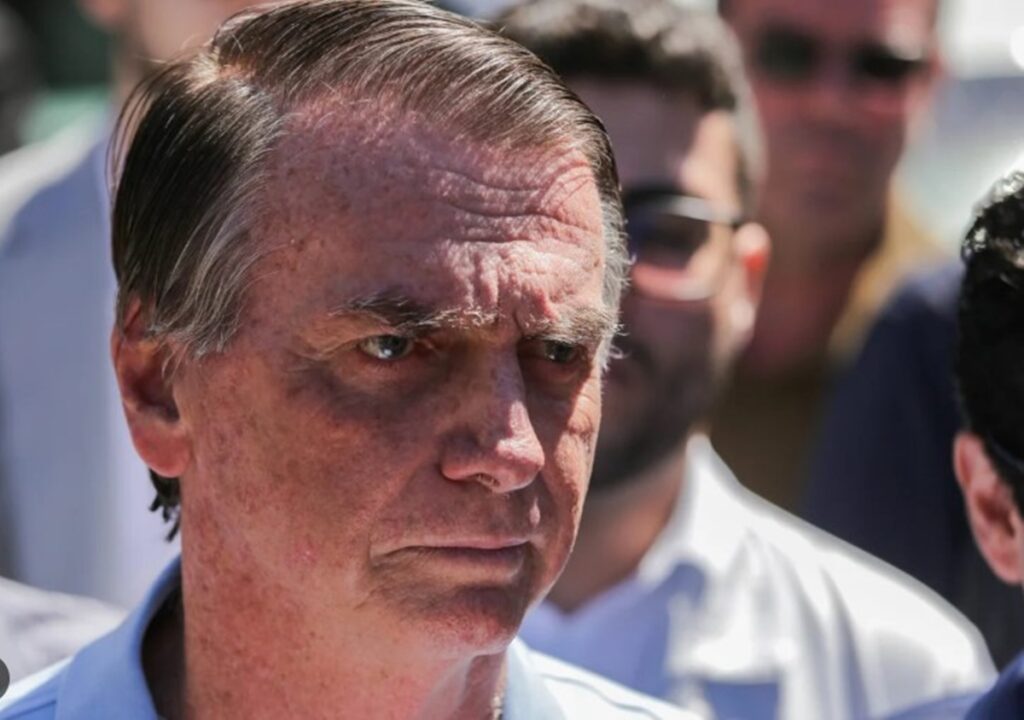 Médicos finalizam procedimento para amenizar crises de soluço de Bolsonaro