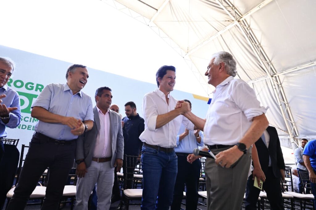 Caiado e Daniel Vilela entregam mais de 200 veículos e reforçam estrutura de municípios goianos