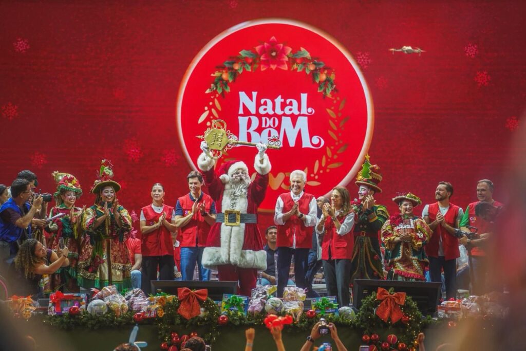 Caiado e Gracinha distribuem mais de 20 mil brinquedos no Natal do Bem em Goiânia