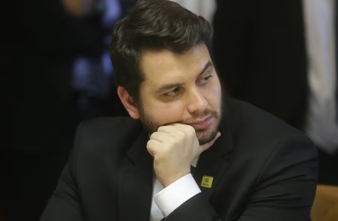 Moraes determina prisão domiciliar de Filipe Martins, ex-assessor de Bolsonaro