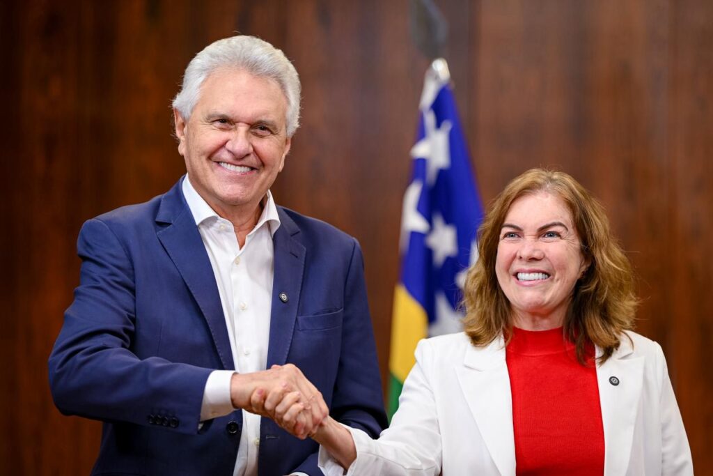 Caiado anuncia bônus de 100% para servidores da educação em dezembro