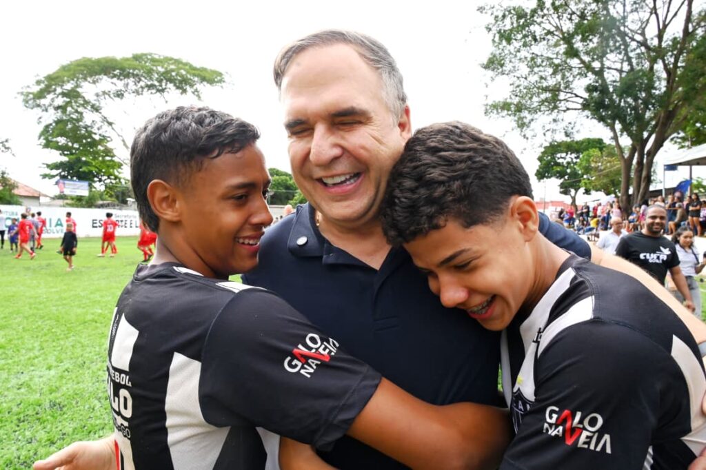Sandro Mabel entrega requalificação do campo de futebol do Jardim Balneário em Goiânia