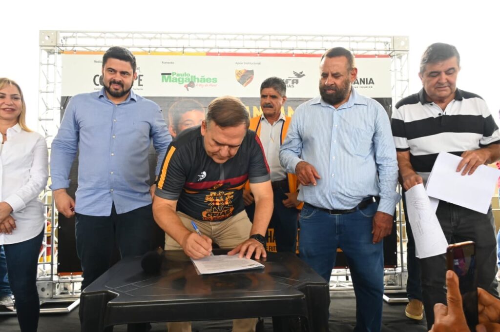 Mabel assina ordem de serviço para recuperação do asfalto no Setor Pedro Ludovico