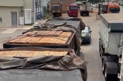 PRF apreende carga de madeira irregular em Jussara