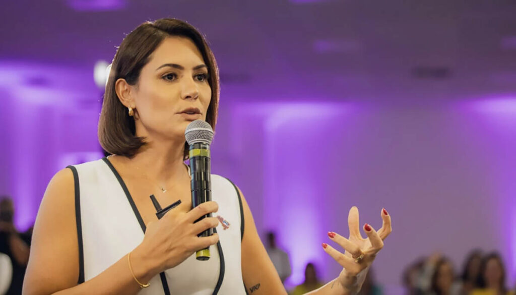 Michelle se afasta do PL Mulher por razões médicas após candidatura de Flávio