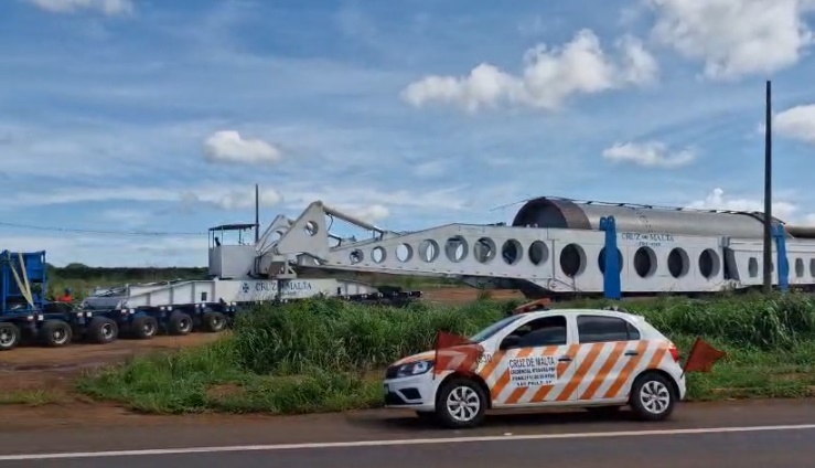 Transporte de moinho industrial provoca interdições em rodovias federais que cortam Goiás