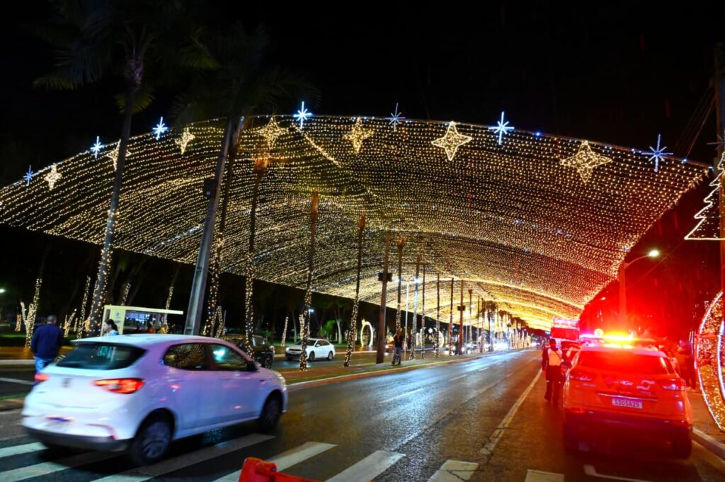 Mabel inaugura iluminação de Natal com túnel de luzes na Praça Tamandaré