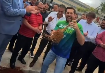 Bruno Peixoto planta 61 mudas de ipês-amarelos em frente à Assembleia Legislativa de Goiás
