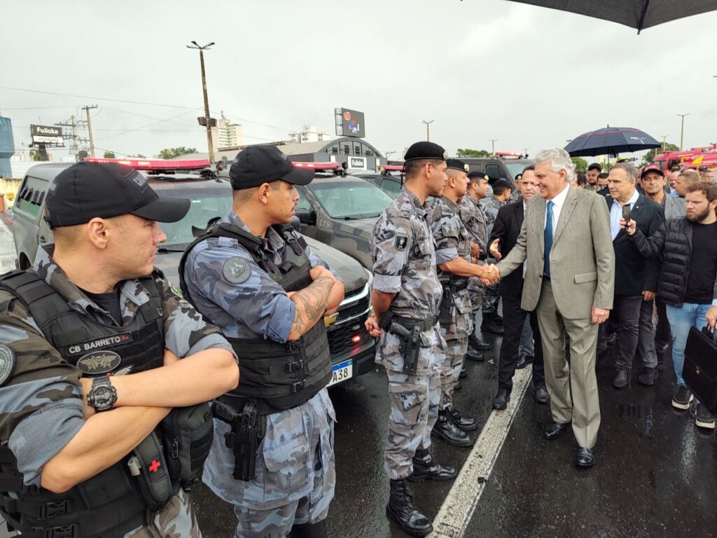 Ronaldo Caiado cumprimenta policiais militares (Foto: José Abrão/A Redação)