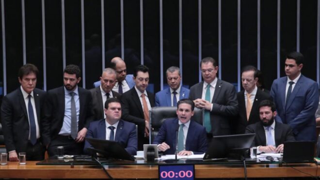 Câmara aprova projeto que reduz penas dos condenados pelo 8/1 e pode beneficiar Bolsonaro