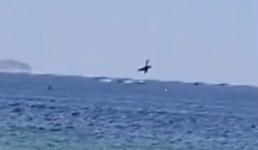 Corpo de piloto do avião que caiu em Copacabana é resgatado