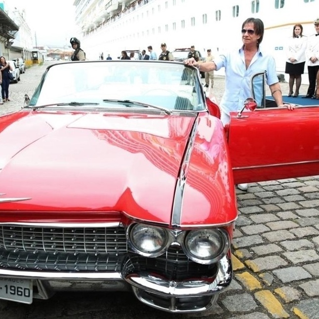 Roberto Carlos sofre acidente com Cadillac em gravação de especial de Natal da Globo