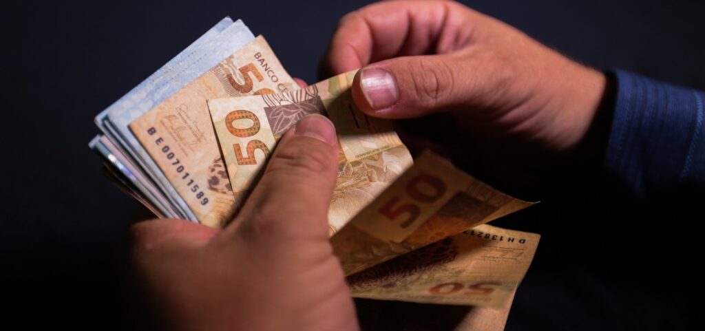 Governo confirma que salário mínimo será de R$ 1.621 em 2026