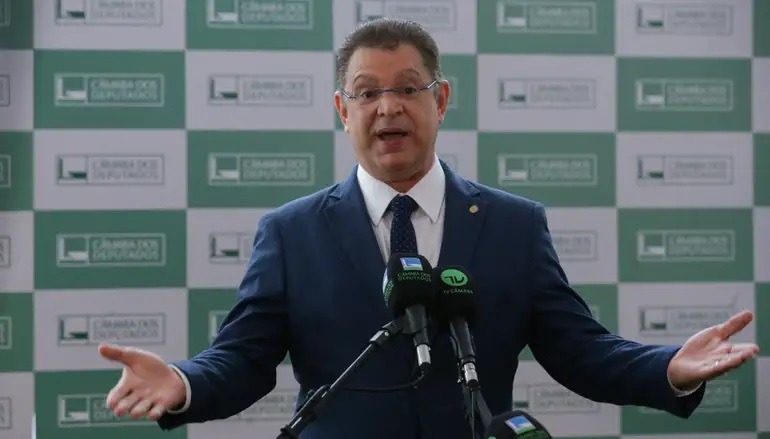 Sóstenes critica Coaf e diz que dinheiro vivo é de venda de imóvel