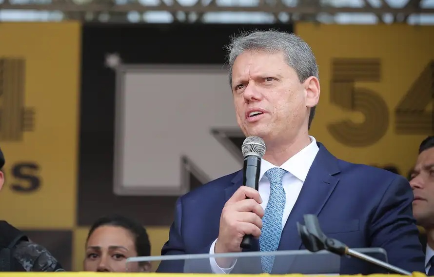 Tarcísio diz que candidatura de Flávio está se 'consolidando rapidamente' e nega atritos