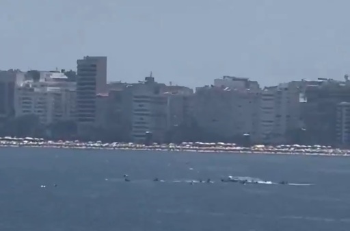 Ultraleve cai no mar da praia de Copacabana no Rio de Janeiro
