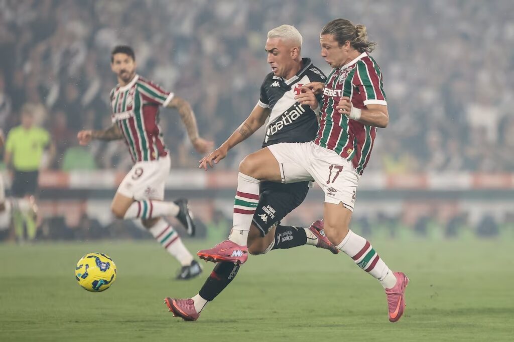 Léo Jardim brilha, Vasco elimina o Fluminense nos pênaltis e encara o Corinthians na final