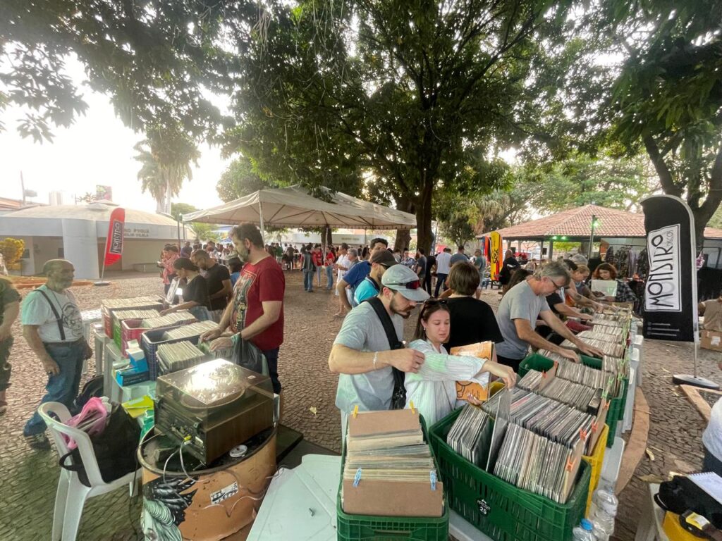 Feira de discos de vinil em Goiânia oferece boas opções para colecionadores e presentes de fim de ano
