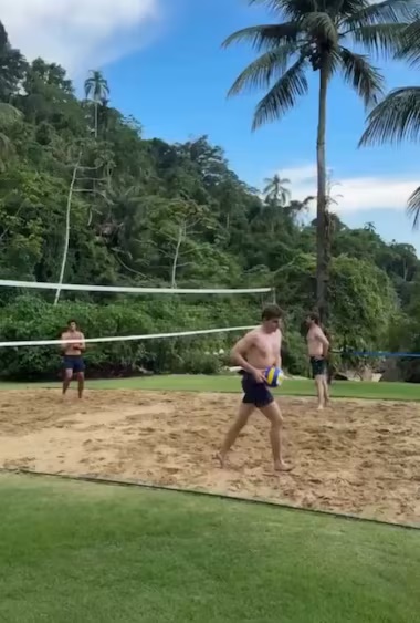 Verstappen se arrisca no vôlei de praia durante férias no Brasil