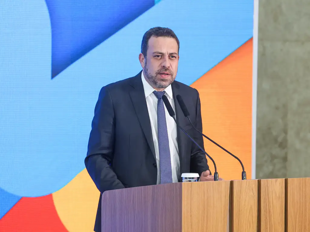 CNI aposta em ‘terrorismo econômico’ ao apontar custos do fim da escala 6×1, diz Boulos