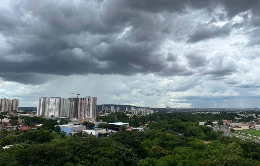 Frente fria ameniza calor e provoca chuvas em quase todo o Brasil