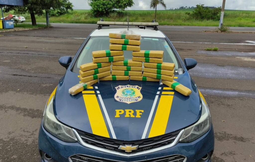 PRF apreende 20 quilos de maconha em bagagem na BR-153, em Itumbiara